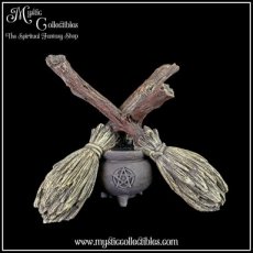 BR-BH001 Bolhouder Broomstick Crystal Ball Holder 17cm - Broomstick Collectie - Nemesis Now