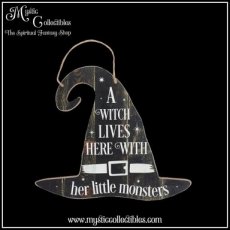 WI-WA006 Wanddecoratie A Witch Lives Here - Something Different (Heks - Witches - Heksen)